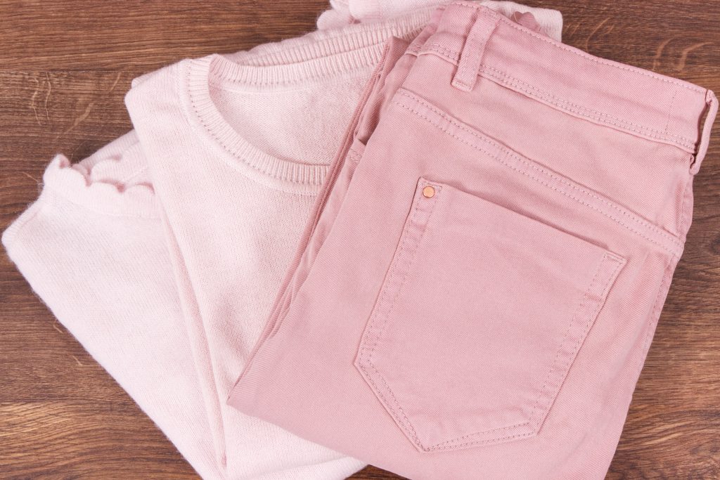 różowe wełniane spodnie